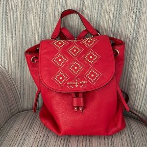 Gorgeous Michael Kors LEATHER backpack. 2 side zipper pockets. Multiple pockets.